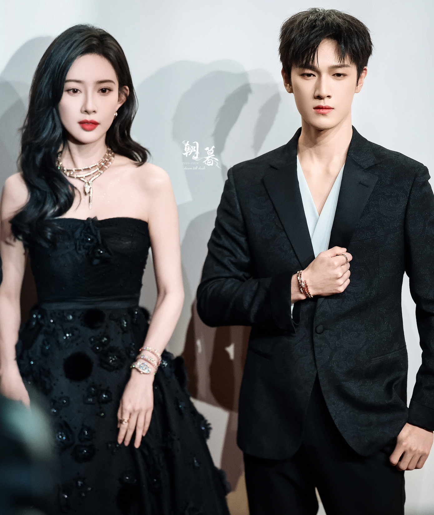 Ngoài ra, sự xuất hiện của cặp đôi Cửu trọng tử cũng nhận được sự chú ý của công chúng. Cuối năm 2024, phim cổ trang Cửu trọng tử vốn là dự án nhỏ nhưng lại có thành tích rất tốt, giúp hai diễn viên chính là Mạnh Tử Nghĩa và Lý Quân Nhuệ trở thành cái tên hot. Mạnh Tử Nghĩa từng bị chê là cô nàng chiêu trò, thị phi, nhưng nhờ thành công của phim đã hoàn toàn thay đổi hình ảnh trong mắt khán giả.