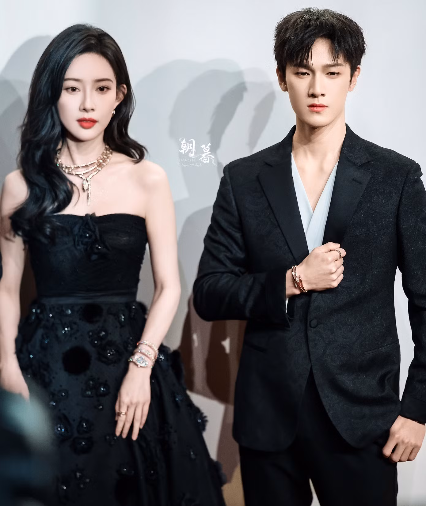 Ngoài ra, sự xuất hiện của cặp đôi Cửu trọng tử cũng nhận được sự chú ý của công chúng. Cuối năm 2024, phim cổ trang Cửu trọng tử vốn là dự án nhỏ nhưng lại có thành tích rất tốt, giúp hai diễn viên chính là Mạnh Tử Nghĩa và Lý Quân Nhuệ trở thành cái tên hot. Mạnh Tử Nghĩa từng bị chê là cô nàng chiêu trò, thị phi, nhưng nhờ thành công của phim đã hoàn toàn thay đổi hình ảnh trong mắt khán giả.