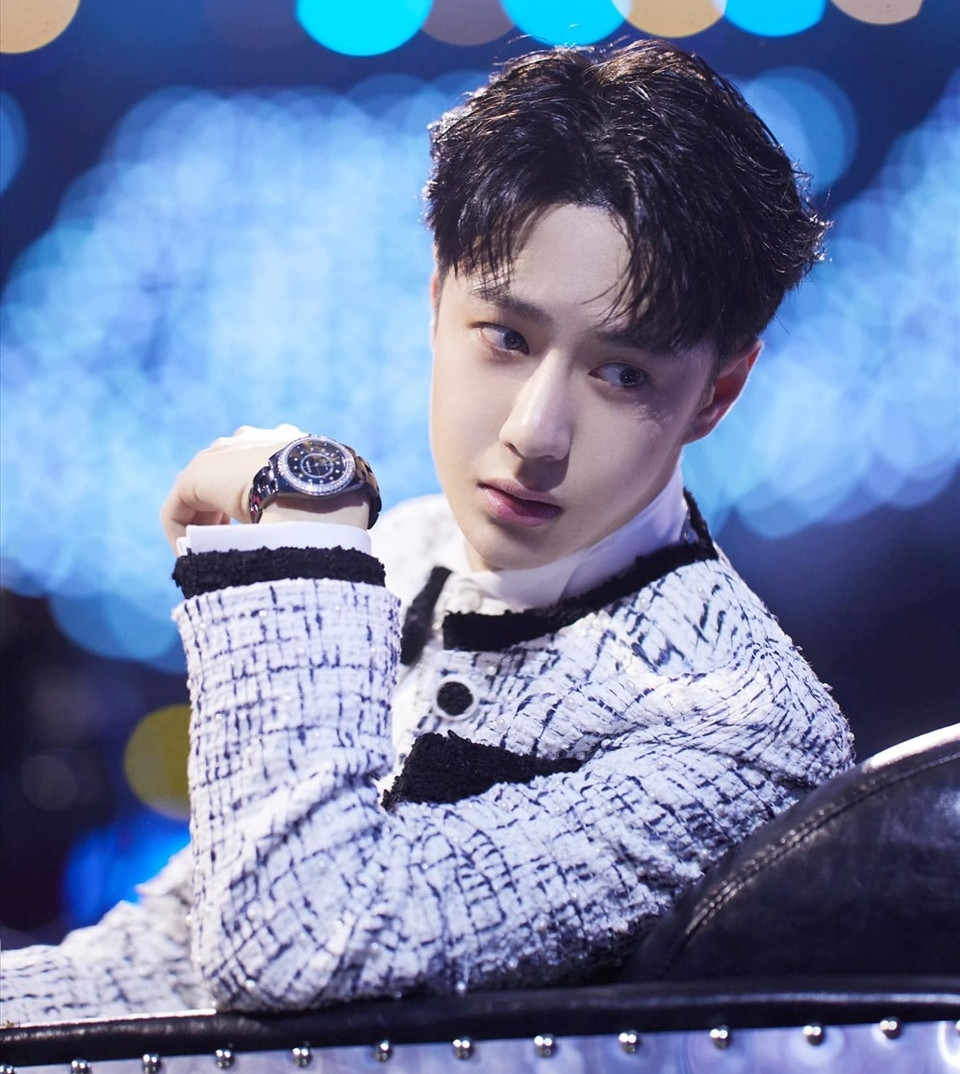 Người hâm mộ của Vương Nhất Bác (trái) và Tiêu Chiến tích cực chỉ điểm vạch trần lẫn nhau, cho rằng sao nam còn lại là người có quan hệ tình ái với Lý Ái Khanh.