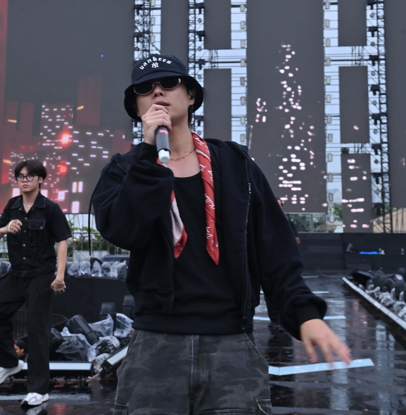 Tăng Duy Tân nhiệt tình tại buổi tổng duyệt. Tăng Duy Tân nhiệt tình tại buổi tổng duyệt.