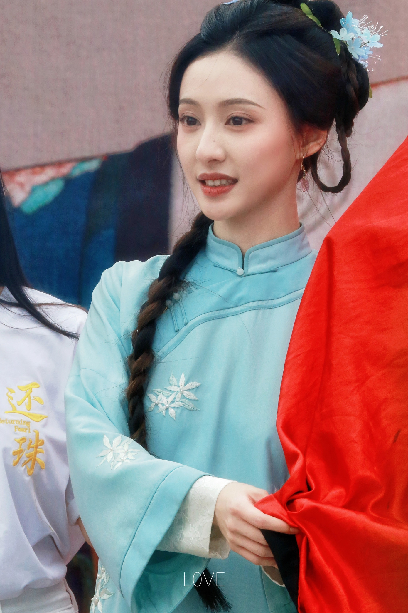 Theo QQ, trong phiên bản Hoàn Châu cách cách mới, bộ tứ Tiểu Yến Tử - Hạ Tử Vy - Phúc Nhĩ Khang và Ngũ a ca không phải nhân vật chính. Để làm mới nội dung, nhà sản xuất phát triển bộ phim dưới góc nhìn của nữ chính Lâm Tuế Tuế. Nàng vốn là cô gái hiện đại, xuyên không vào tiểu thuyết Hoàn Châu cách cách, trở thành nô tỳ của hoàng hậu. Thế giới trong truyện đã bắt đầu sụp đổ sau khi Lâm Tuế Tuế (do Hồ Liên Hinh đóng) xuất hiện, các nhân vật cũ có thể gặp nguy hiểm. Vì vậy, Lâm Tuế Tuế phải nỗ lực để câu chuyện trở lại quỹ đạo cũ với sự giúp đỡ của một thị vệ từ Thận Hình Ti là Cảnh Uyên (do La Nhất Châu thủ vai). Theo QQ, trong phiên bản Hoàn Châu cách cách mới, bộ tứ Tiểu Yến Tử - Hạ Tử Vy - Phúc Nhĩ Khang và Ngũ a ca không phải nhân vật chính. Để làm mới nội dung, nhà sản xuất phát triển bộ phim dưới góc nhìn của nữ chính Lâm Tuế Tuế. Nàng vốn là cô gái hiện đại, xuyên không vào tiểu thuyết Hoàn Châu cách cách, trở thành nô tỳ của hoàng hậu. Thế giới trong truyện đã bắt đầu sụp đổ sau khi Lâm Tuế Tuế (do Hồ Liên Hinh đóng) xuất hiện, các nhân vật cũ có thể gặp nguy hiểm. Vì vậy, Lâm Tuế Tuế phải nỗ lực để câu chuyện trở lại quỹ đạo cũ với sự giúp đỡ của một thị vệ từ Thận Hình Ti là Cảnh Uyên (do La Nhất Châu thủ vai).