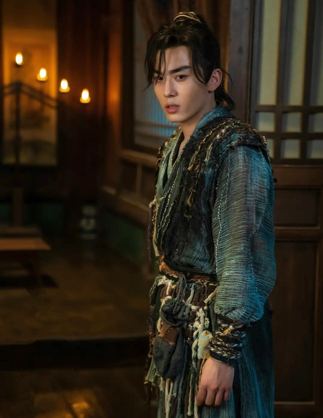 Nam chính Dương Quá do Triệu Hoa Vi thủ vai. Triệu Hoa Vi sinh năm 1998, tốt nghiệp Học viện Hý kịch Trung ương Trung Quốc năm 2017, chuyên ngành biểu diễn. Anh bắt đầu tham gia diễn xuất từ năm 2019, từng đóng trong các phim Trở về Côn Lôn, Đương gia chủ mẫu, Ngũ hành thế gia, Tuyết Sơn Phi Hồ: Kho báu ở phương Bắc. Triệu Hoa Vi từng được Nhật báo Thanh Niên đánh giá là diễn viên trẻ tiềm năng, nỗ lực trong sự nghiệp. Nam chính Dương Quá do Triệu Hoa Vi thủ vai. Triệu Hoa Vi sinh năm 1998, tốt nghiệp Học viện Hý kịch Trung ương Trung Quốc năm 2017, chuyên ngành biểu diễn. Anh bắt đầu tham gia diễn xuất từ năm 2019, từng đóng trong các phim Trở về Côn Lôn, Đương gia chủ mẫu, Ngũ hành thế gia, Tuyết Sơn Phi Hồ: Kho báu ở phương Bắc. Triệu Hoa Vi từng được Nhật báo Thanh Niên đánh giá là diễn viên trẻ tiềm năng, nỗ lực trong sự nghiệp.