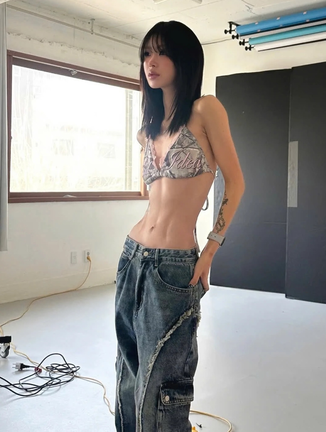 Thân hình gầy gò đáng báo động của con gái Choi Jin Sil. Thân hình gầy gò đáng báo động của con gái Choi Jin Sil.