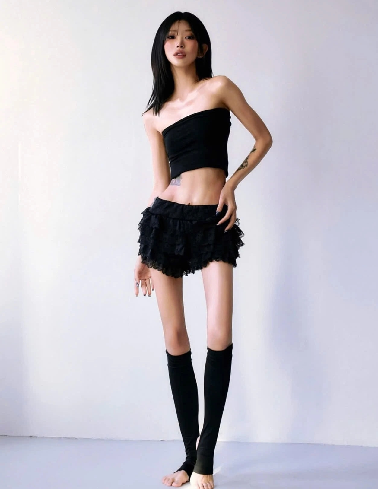 Thân hình gầy gò đáng báo động của con gái Choi Jin Sil. Thân hình gầy gò đáng báo động của con gái Choi Jin Sil.