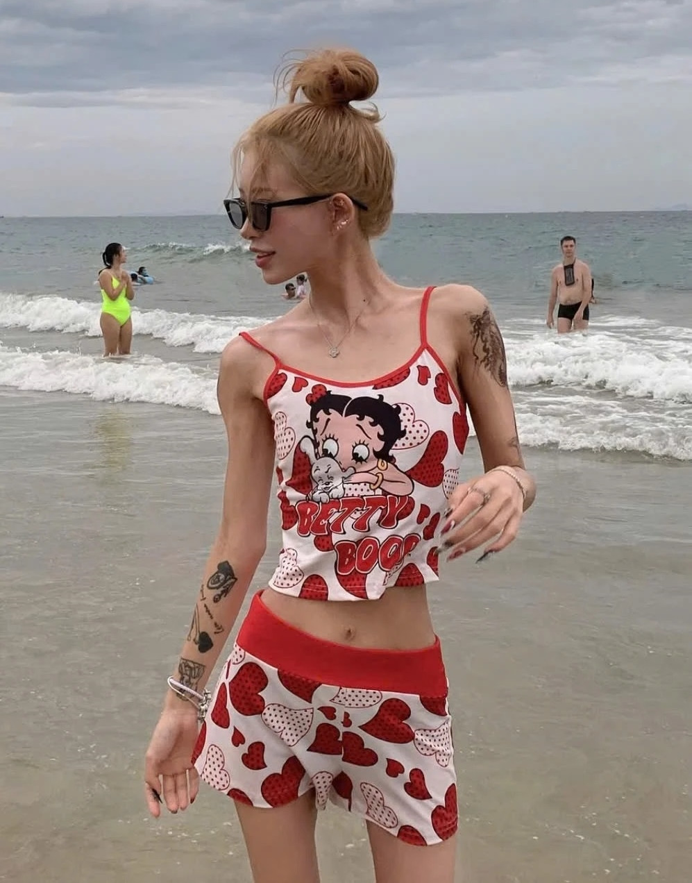 Thân hình gầy gò đáng báo động của con gái Choi Jin Sil. Thân hình gầy gò đáng báo động của con gái Choi Jin Sil.