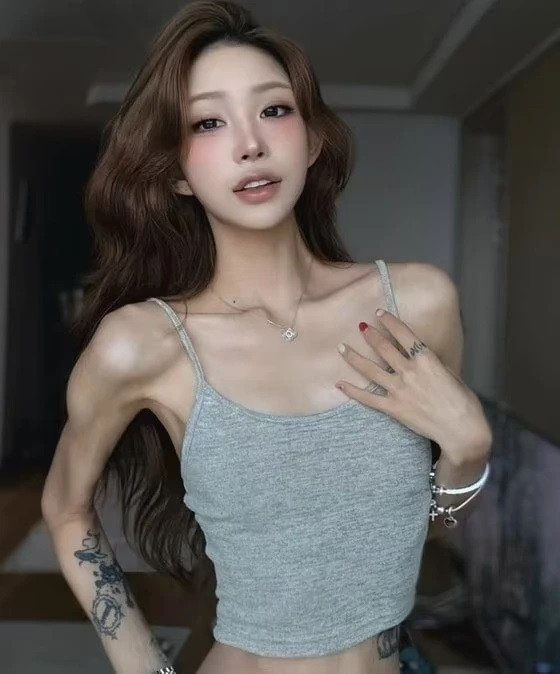 Thân hình gầy gò đáng báo động của con gái Choi Jin Sil. Thân hình gầy gò đáng báo động của con gái Choi Jin Sil.