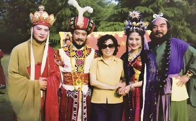 Đạo diễn Dương Khiết đi 26 tỉnh thành để quay Tây du ký, thậm chí sang cả Thái Lan. Vì vậy, bà bị điều tra, nghi ngờ sử dụng tiền công để làm lợi riêng, kéo dài thời gian quay để đi du lịch.