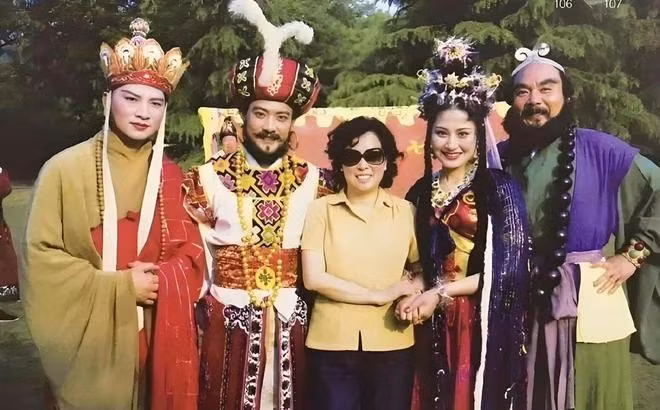 Đạo diễn Dương Khiết đi 26 tỉnh thành để quay Tây du ký, thậm chí sang cả Thái Lan. Vì vậy, bà bị điều tra, nghi ngờ sử dụng tiền công để làm lợi riêng, kéo dài thời gian quay để đi du lịch. Đạo diễn Dương Khiết đi 26 tỉnh thành để quay Tây du ký, thậm chí sang cả Thái Lan. Vì vậy, bà bị điều tra, nghi ngờ sử dụng tiền công để làm lợi riêng, kéo dài thời gian quay để đi du lịch.