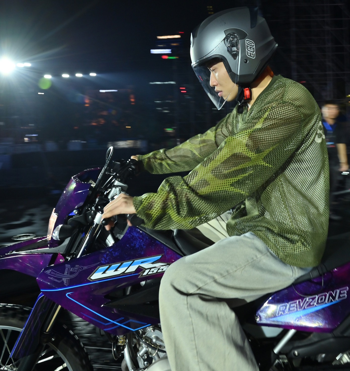 Nam ca sĩ còn mang cả xe máy phân khối lớn lên sân khấu. Nam ca sĩ còn mang cả xe máy phân khối lớn lên sân khấu.