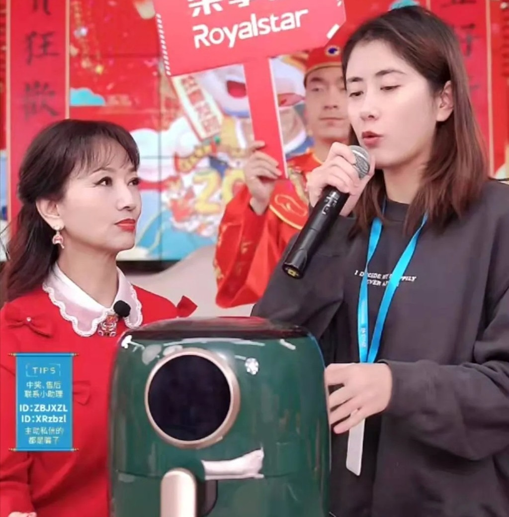 Tuổi già vất vả của Triệu Nhã Chi. Nữ diễn viên phải bán hàng trực tuyến tới tận đêm khuya dù đã ở tuổi ngoài 70. Ảnh: 163.