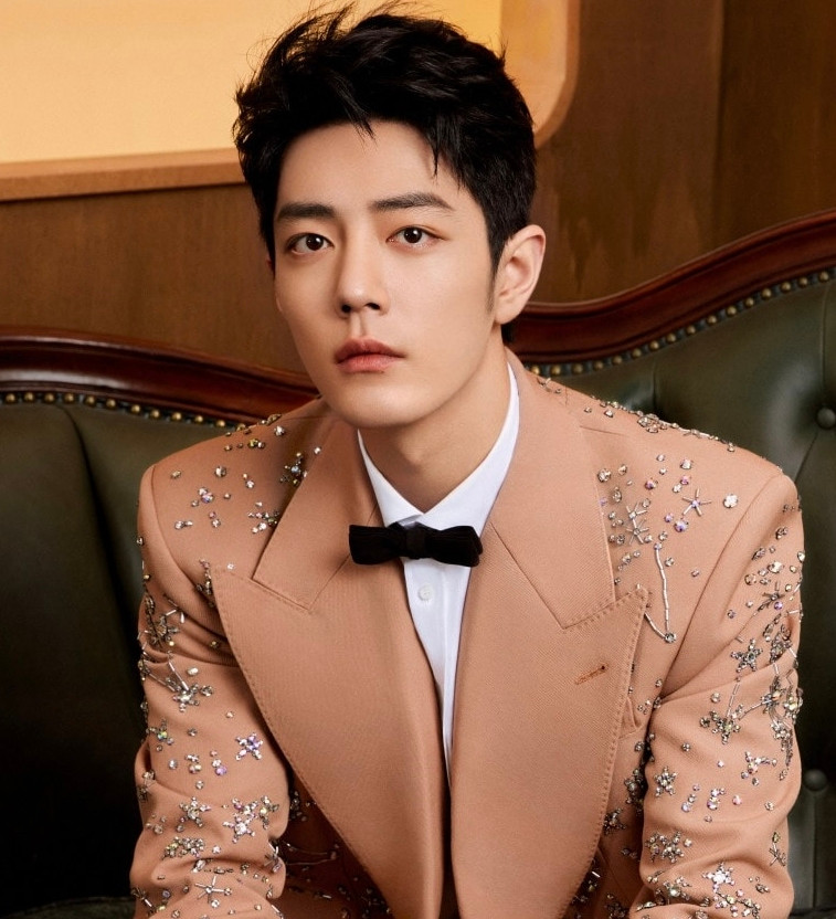 Người hâm mộ của Vương Nhất Bác (trái) và Tiêu Chiến tích cực chỉ điểm vạch trần lẫn nhau, cho rằng sao nam còn lại là người có quan hệ tình ái với Lý Ái Khanh.