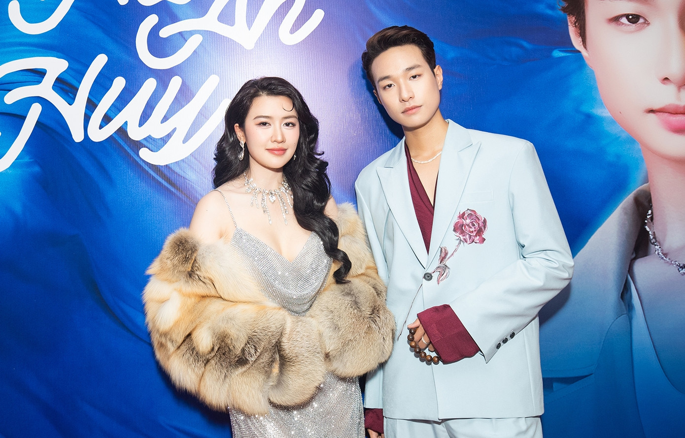 Nam ca sĩ và nữ diễn viên Quyên Qui. Quyên Qui từng tham gia phim Mai của Trấn Thành.