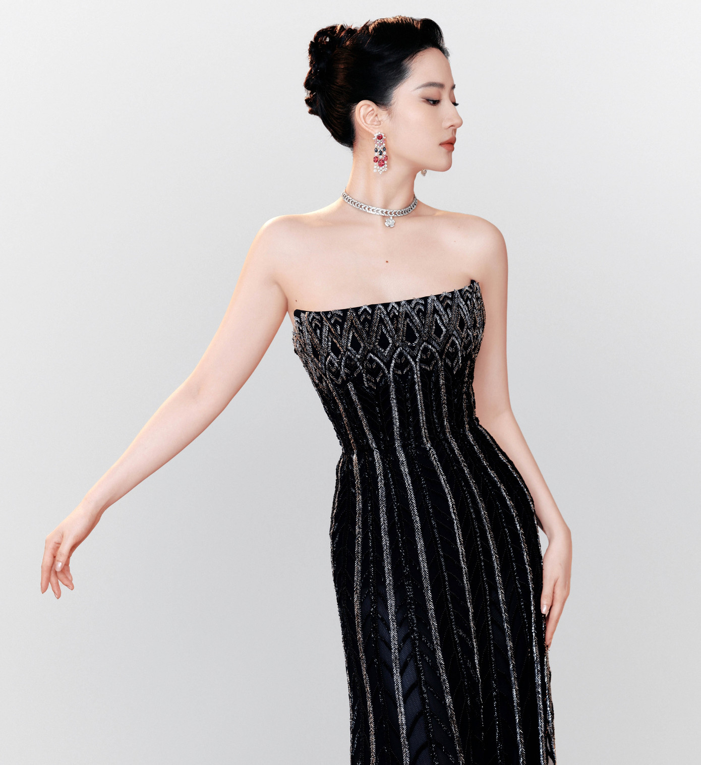 Lưu Diệc Phi bị chê cười vì tự nhận là "thị hậu" để sánh ngang với Triệu Lệ Dĩnh, Đồng Dao, Nhiệt Y Trát. Lưu Diệc Phi bị chê cười vì tự nhận là "thị hậu" để sánh ngang với Triệu Lệ Dĩnh, Đồng Dao, Nhiệt Y Trát.