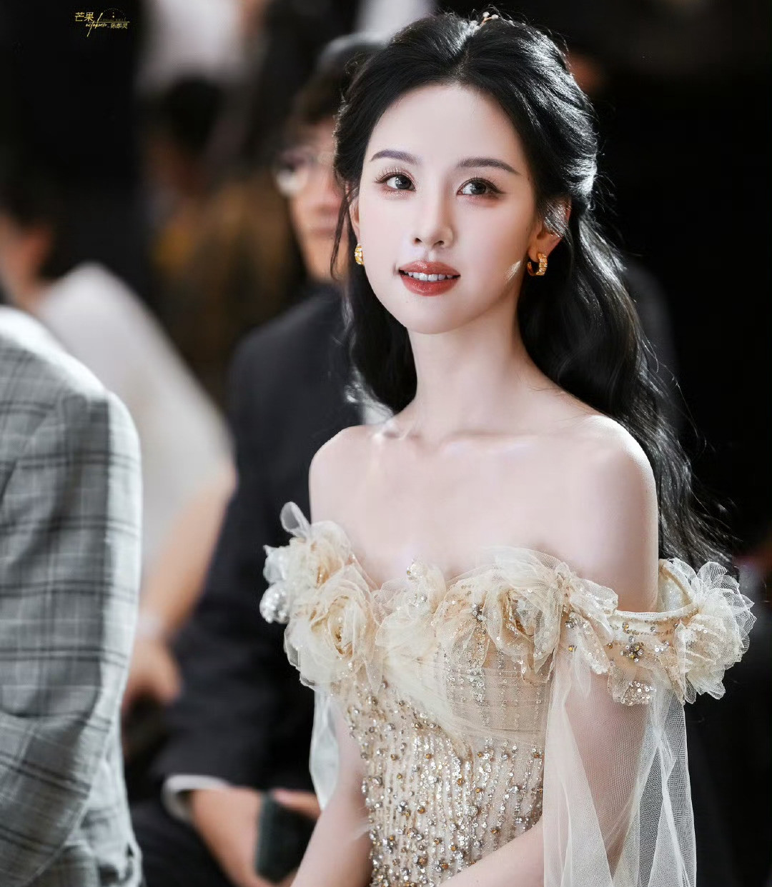 Theo Sohu, Trần Đô Linh được đánh giá là ngôi sao có học thức cao EQ cao, nhiều lần đều có có thái độ tôn trọng với nhân viên MC hay những người xung quanh, không tỏ ra bản thân là ngôi sao. Chính vì vậy, clip trên đã được lan truyền trên các trang mạng, thu về hơn 5 triệu lượt thích. Trong đó, có nhiều bình luận bày tỏ sự yêu mến với Trần Đô Linh, mong muốn tìm được bạn gái lý tưởng như cô. Thậm chí, có không ít cô gái cho rằng mình bị Trần Đô Linh chinh phục, cũng muốn "gả cho" nữ diễn viên.