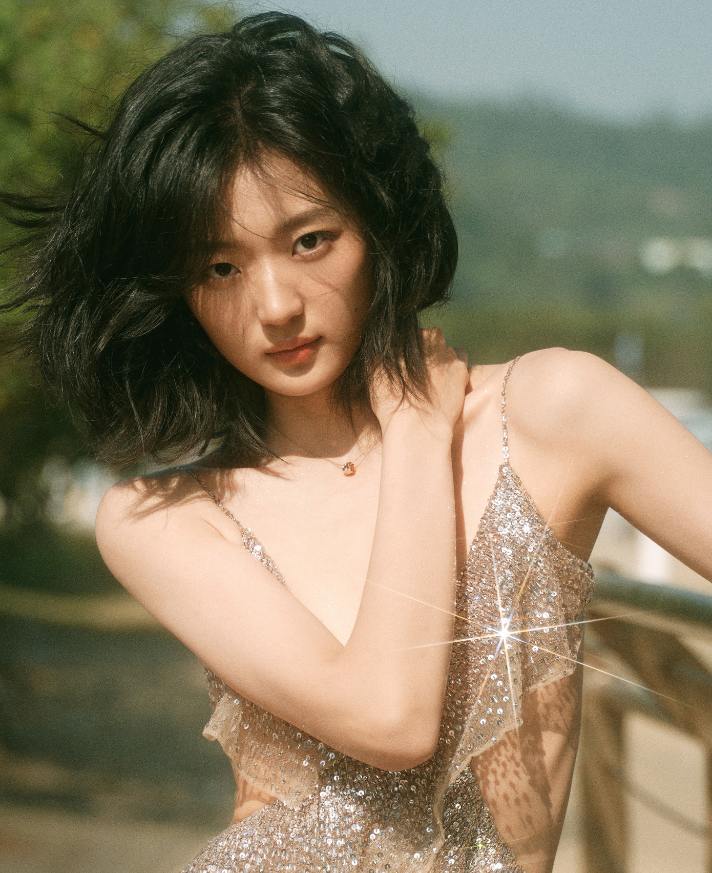 Ngoài ra, theo Sohu các phóng viên, nhà sản xuất từng tiếp xúc với diễn viên nữ không quá nổi tiếng, ngoại hình bình thường nhưng được chú ý nhờ những màn tương tác ngọt ngào với các bạn diễn nam. Hai cái tên bị đặt trong vòng nghi vấn là Tôn Thiên và Từ Nhược Hàm. Trong đó, Tôn Thiên nổi tiếng thời gian gần đây với phim Pháo hoa nhân gian, cặp đôi Tôn Thiên và Trần Tĩnh Khả được khán giả yêu thích nhờ đẹp đôi ăn ý trên màn ảnh. Ngoài đời, cả hai cũng bị bắt gặp hẹn hò. Thế nhưng, trong quá trình quảng bá phim Đông chí với Hoàng Cảnh Du, Tôn Thiên lại tỏ ra đáng yêu, thân mật với đàn anh. Ngoài ra, theo Sohu các phóng viên, nhà sản xuất từng tiếp xúc với diễn viên nữ không quá nổi tiếng, ngoại hình bình thường nhưng được chú ý nhờ những màn tương tác ngọt ngào với các bạn diễn nam. Hai cái tên bị đặt trong vòng nghi vấn là Tôn Thiên và Từ Nhược Hàm. Trong đó, Tôn Thiên nổi tiếng thời gian gần đây với phim Pháo hoa nhân gian, cặp đôi Tôn Thiên và Trần Tĩnh Khả được khán giả yêu thích nhờ đẹp đôi ăn ý trên màn ảnh. Ngoài đời, cả hai cũng bị bắt gặp hẹn hò. Thế nhưng, trong quá trình quảng bá phim Đông chí với Hoàng Cảnh Du, Tôn Thiên lại tỏ ra đáng yêu, thân mật với đàn anh.