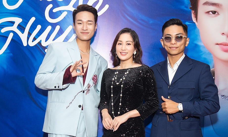 Hà An Huy chụp hình kỷ niệm cùng vợ chồng Khánh Thi - Phan Hiển.