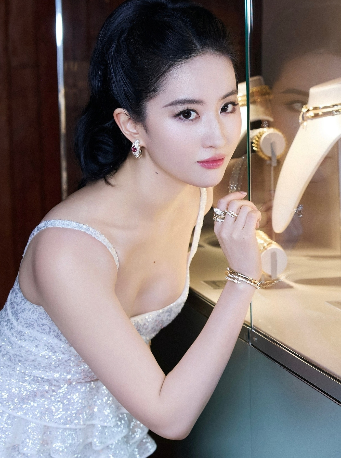 Theo Sohu, ở tuổi 37, Lưu Diệc Phi vẫn giữ lối sống thoải mái, không vội vã. Nữ diễn viên thường giữ trạng thái một năm đóng một phim, thậm chí lâu hơn. Sau khi hoàn tất vai diễn, cô dành thời gian du lịch hoặc đọc sách, nghỉ ngơi, chăm sóc đàn mèo lên tới hàng chục con. Tuy nhiên, nhờ vẻ đẹp hiếm có, Lưu Diệc Phi luôn là đề tài nóng mỗi khi xuất hiện. Cô vẫn là cái tên được các thương hiệu săn đón, là ngôi sao có giá trị thương mại cao hàng đầu trong giới giải trí Hoa ngữ. Trong đó, cô có tới 6 hợp đồng quảng cáo với vai trò đại diện toàn cầu cho những thương hiệu cao cấp.