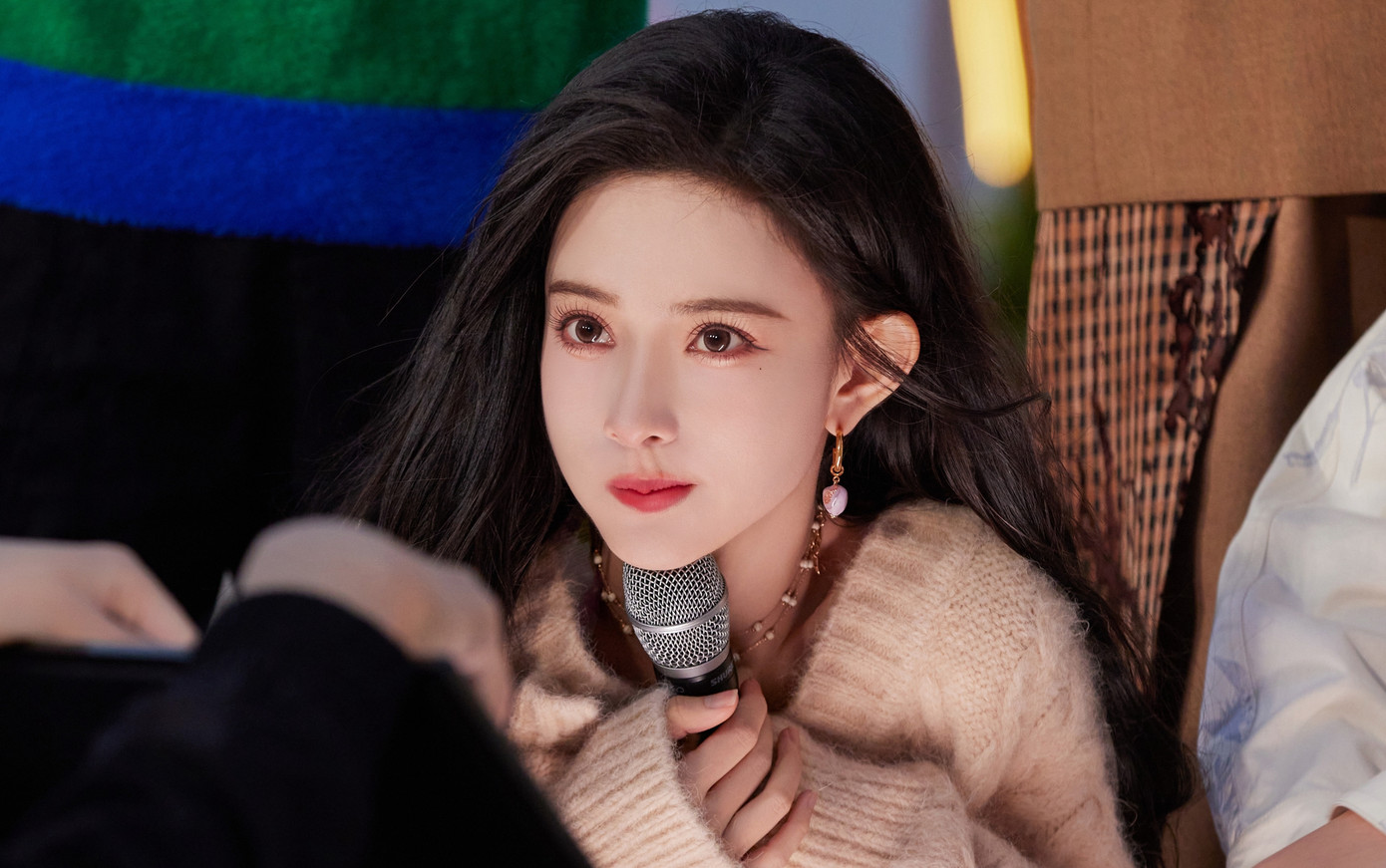 Năm 2018, khi tham gia bộ phim đam mỹ Trần Tình Lệnh, Mạnh Tử Nghĩa cũng bị cho là dùng tiền để tăng đất diễn. Cô cũng bị gọi tên liên quan đến cái chết của diễn viên trên phim trường vì tăng ca. Mạnh Tử Nghĩa nhiều lần phủ nhận, thậm chí còn kiện những người tung tin để bảo vệ danh dự của bản thân.