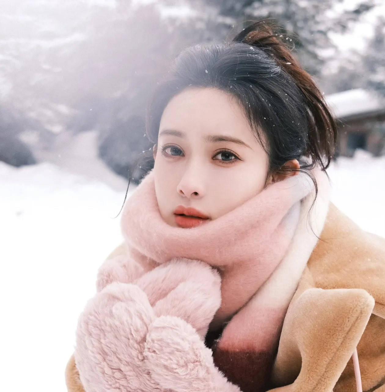 Cuối năm 2024, danh tiếng của Mạnh Tử Nghĩa tăng vọt khi bộ phim Cửu trọng tử khuấy đảo màn ảnh. Phim được đánh giá có cảnh quay đẹp, nội dung cuốn hút. Trong đó, nữ chính Đậu Chiêu do Mạnh Tử Nghĩa đóng có cơ hội sống lại để làm lại cuộc đời. Vai diễn của cô được so sánh với Minh Lan do đàn chị Triệu Lệ Dĩnh thể hiện vì có nhiều nét tương đồng.