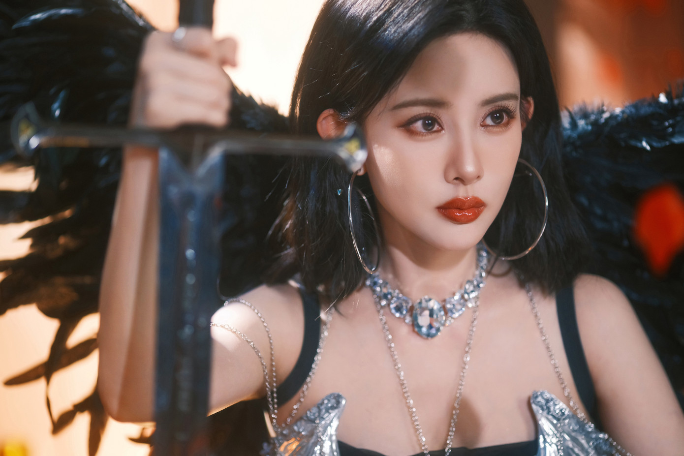 Theo QQ, Mạnh Tử Nghĩa cũng từng gặp rắc rối với vẻ ngoài xinh đẹp của mình khi đóng phim Võ thần Triệu Tử Long. Thời điểm đó, nữ chính là ca sĩ Hàn Quốc Yoona, thành viên nhóm nhạc SNSD. Yoona bị đánh giá không phù hợp với tạo hình cổ trang, trong khi Mạnh Tử Nghĩa đóng vai người hầu lại nổi bật hơn.