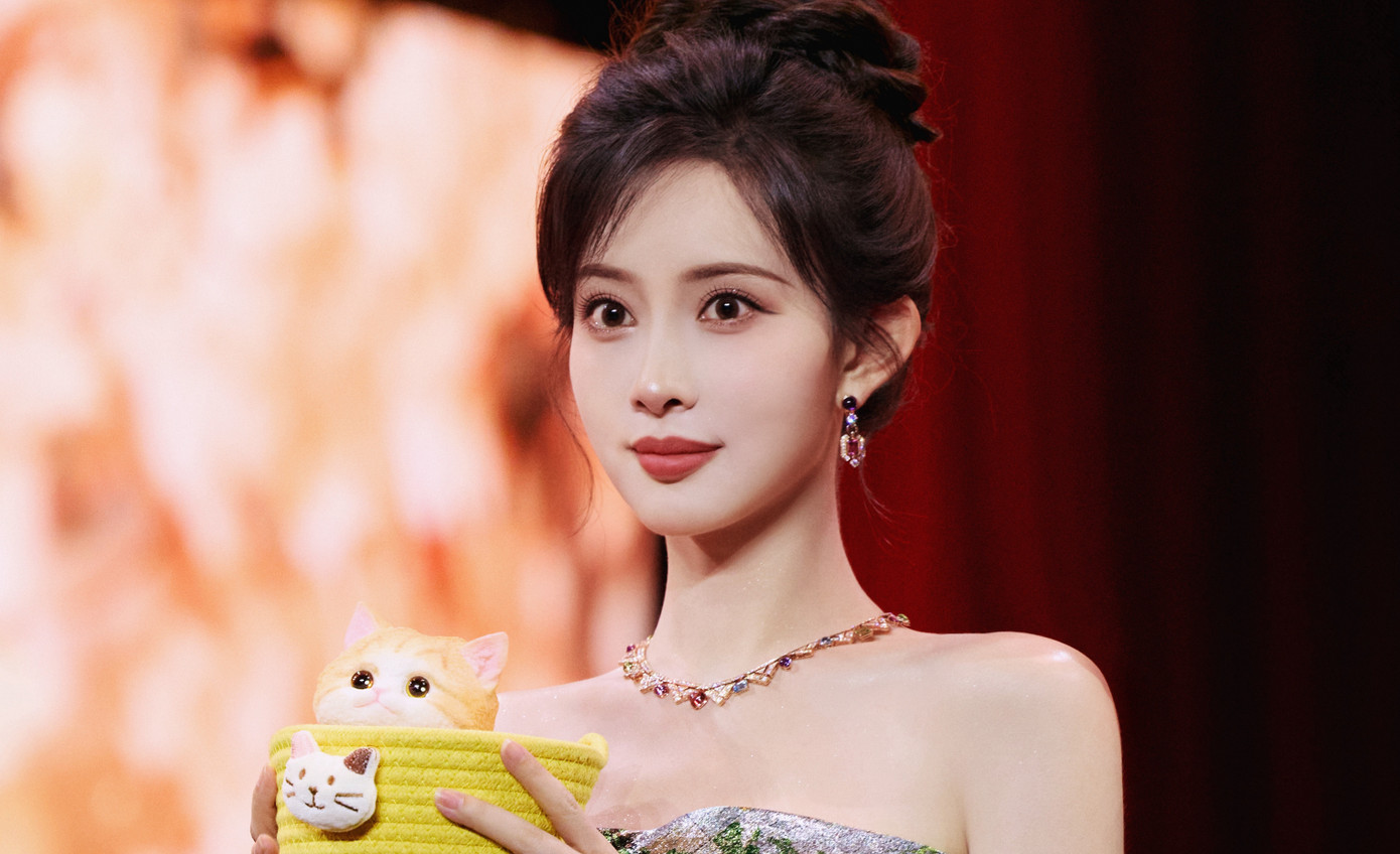 "Bạn có thể nói rằng tôi không phù hợp với vai diễn này, có thể vì bạn cảm thấy ở giai đoạn hiện tại tôi vẫn chưa đủ khả năng để đảm nhận vai này, hoặc bạn nói rằng bạn muốn tìm một nghệ sĩ nổi tiếng hơn. Nhưng nếu bạn nói với tôi rằng vì tôi quá xinh đẹp nên không thể diễn được, tôi sẽ cảm thấy - chẳng lẽ việc tôi xinh đẹp cũng là sai sao?". Mạnh Tử Nghĩa cho rằng vẻ ngoài nổi bật là dao hai lưỡi, vì có những người chỉ quan tâm tới vẻ ngoài của nữ nghệ sĩ mà không chú ý tới tài năng của họ. Ngoại hình quá nổi bật cũng khiến nữ diễn viên gặp nhiều định kiến, bị cho là bình hoa di động.