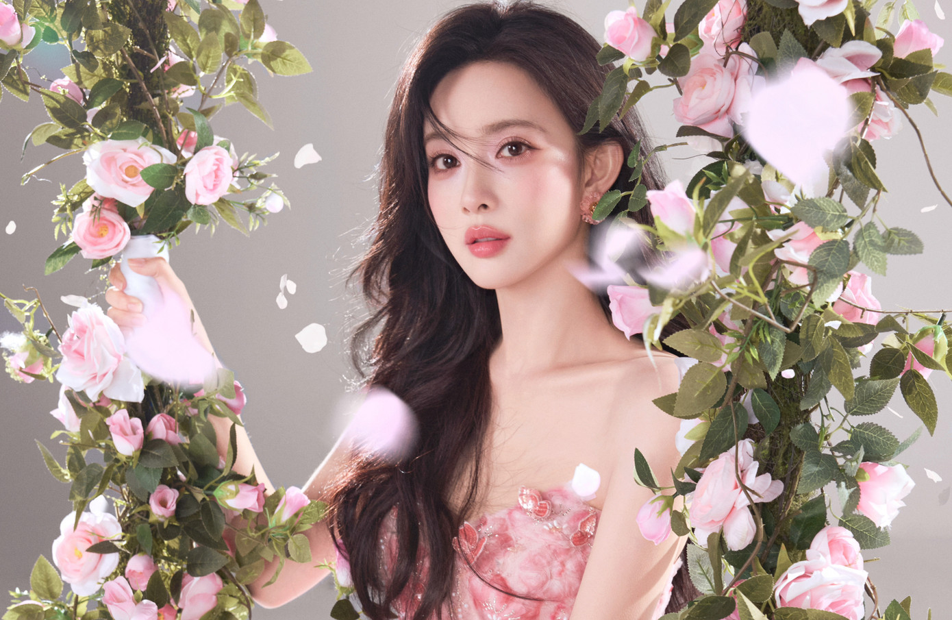 Trong một cuộc phỏng vấn gần đây, Mạnh Tử Nghĩa nói cô bị đoàn phim loại với lý do "quá xinh đẹp không phù hợp với vai diễn". Tuy ngoại hình của nữ diễn viên thực sự nổi bật, nhưng cô cho rằng cách từ chối này thiếu tôn trọng với cô. "Trong ngành này không thiếu các diễn viên đẹp, mỗi người đều đẹp theo một cách riêng, không hiểu sao lại từ chối người khác với lý do này", Mạnh Tử Nghĩa nói.