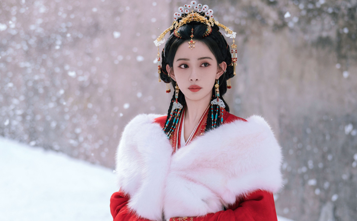 Trang QQ đưa tin Mạnh Tử Nghĩa đang gây chú ý với bộ phim Đào hoa ánh giang sơn đóng cùng tài tử Lưu Học Nghĩa. Nữ diễn viên được khen ngợi có ngoại hình đẹp, mắt to, khuôn miệng xinh, gương mặt thon đúng hình mẫu lý tưởng hàng triệu khán giả nữ Trung Quốc. Cô cũng được nhận xét có ngoại hình giống Angelababy.