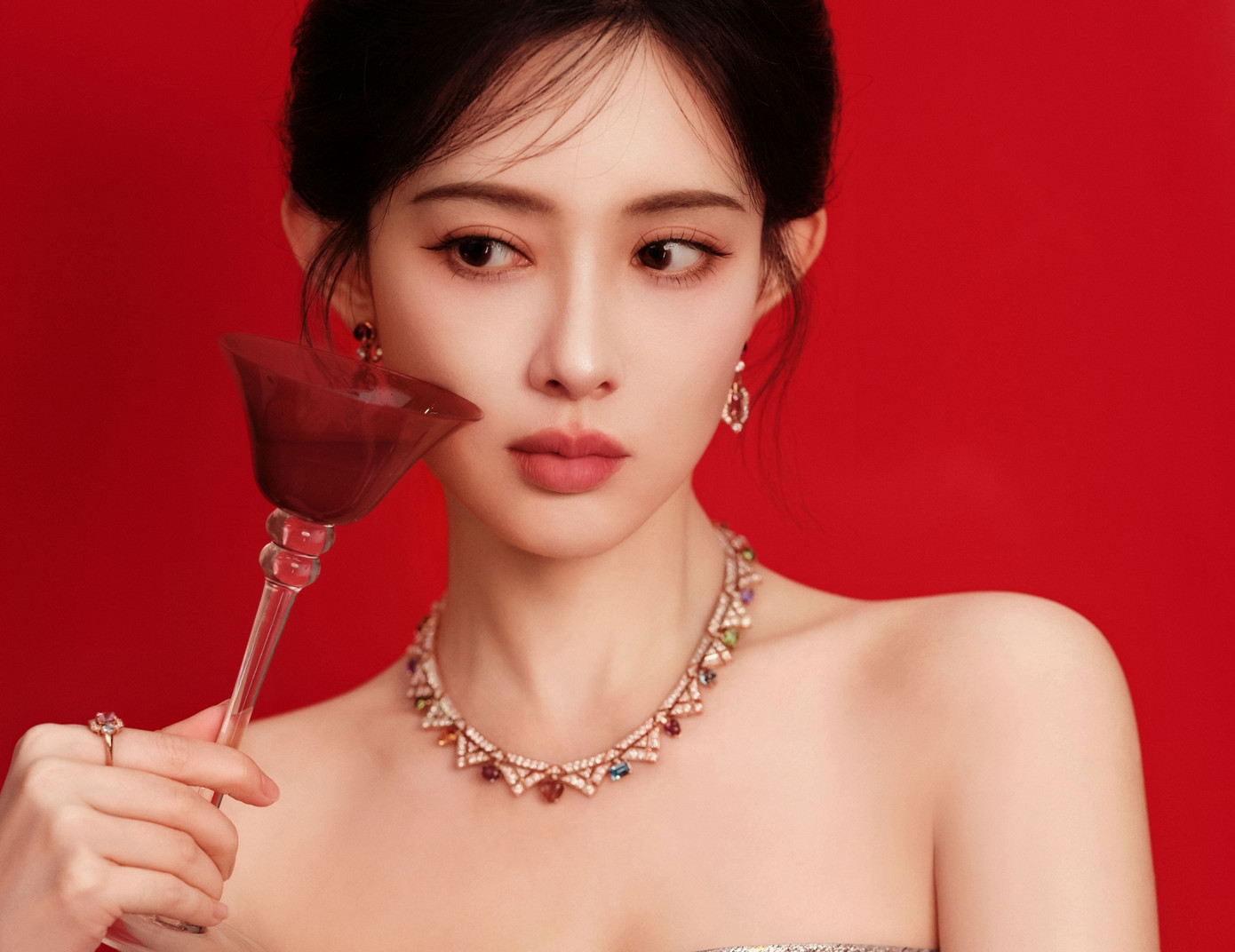 Vì truyền thông có sự so sánh giữa hai người và khen ngợi Mạnh Tử Nghĩa nên cô bị chỉ trích mua bài tự khen bản thân, dẫm đạp bạn diễn. Tuy nhiên, thời điểm đó, Mạnh Tử Nghĩa chỉ là diễn viên mới nổi.