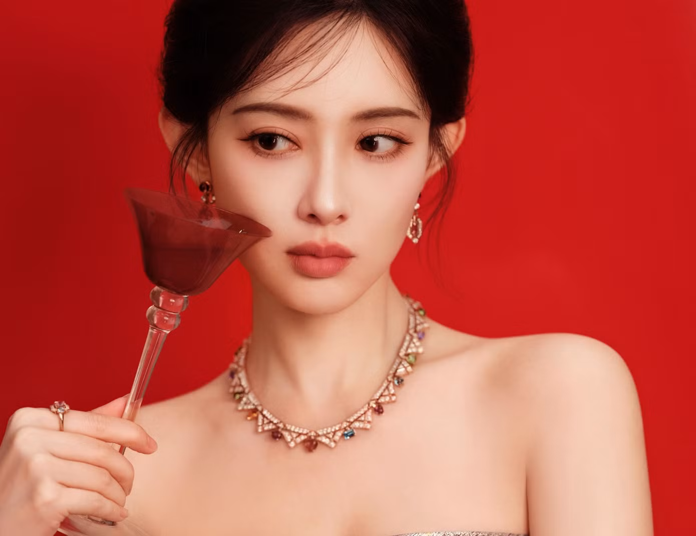 Vì truyền thông có sự so sánh giữa hai người và khen ngợi Mạnh Tử Nghĩa nên cô bị chỉ trích mua bài tự khen bản thân, dẫm đạp bạn diễn. Tuy nhiên, thời điểm đó, Mạnh Tử Nghĩa chỉ là diễn viên mới nổi.
