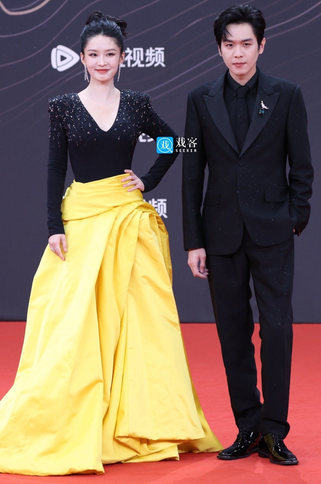 Đường Yên đã bước qua tuổi 42 vẫn trẻ trung, tươi tắn. Trong khi đó, Lý Thấm kém đàn chị 7 tuổi lại chọn phong cách già dặn, bị chê không phù hợp. Lý Thấm sánh đôi bên Trương Nhược Quân, cả hai đóng cặp trong phim Khánh Dư Niên 2, bộ phim có lượt xem cao nhất năm 2024. Đường Yên đã bước qua tuổi 42 vẫn trẻ trung, tươi tắn. Trong khi đó, Lý Thấm kém đàn chị 7 tuổi lại chọn phong cách già dặn, bị chê không phù hợp. Lý Thấm sánh đôi bên Trương Nhược Quân, cả hai đóng cặp trong phim Khánh Dư Niên 2, bộ phim có lượt xem cao nhất năm 2024.