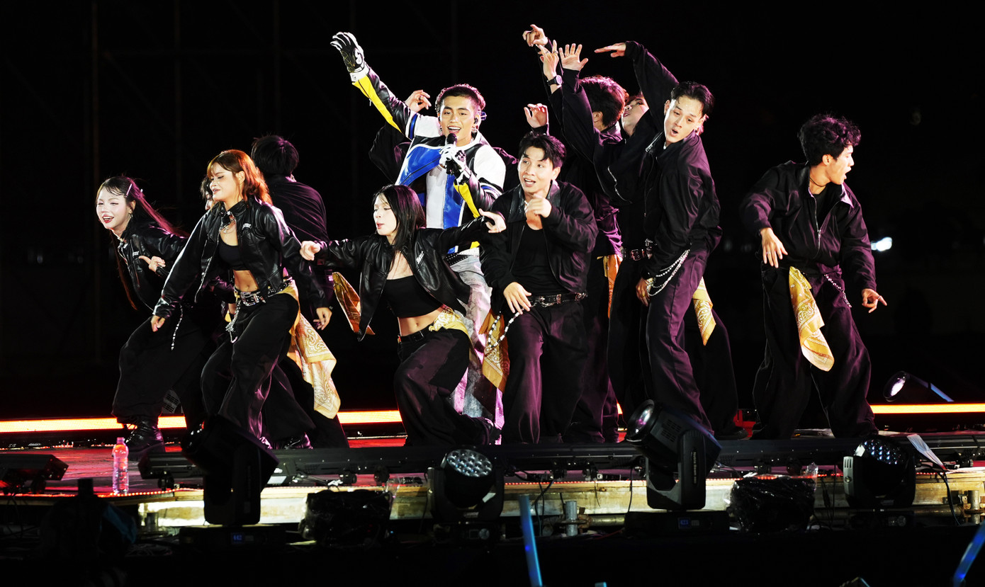 Mono tiếp lửa với phần trình diễn nội lực, tương tác với sân khấu bàn nâng và visual đậm chất điện ảnh. Mono đã thoát khỏi danh xưng "em trai Sơn Tùng" với loạt hot như Em là, Chăm hoa, Tìm lại tình yêu, Cười lên, Waiting for you... Ca sĩ trẻ sinh năm 2000 rất đắt show sự kiện nhờ tính cách hướng ngoại vui vẻ hòa đồng. Mono tiếp lửa với phần trình diễn nội lực, tương tác với sân khấu bàn nâng và visual đậm chất điện ảnh. Mono đã thoát khỏi danh xưng "em trai Sơn Tùng" với loạt hot như Em là, Chăm hoa, Tìm lại tình yêu, Cười lên, Waiting for you... Ca sĩ trẻ sinh năm 2000 rất đắt show sự kiện nhờ tính cách hướng ngoại vui vẻ hòa đồng.