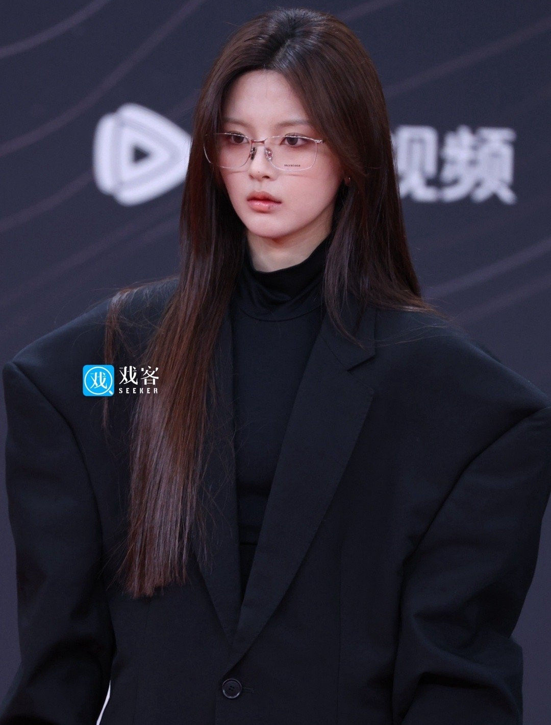 Nhậm Mẫn cũng bị chê già hơn tuổi trong bộ váy vàng. Trong khi đó, Dương Siêu Việt cá tính nhất thảm đỏ với bộ vest độn vai nam tính. Nhậm Mẫn cũng bị chê già hơn tuổi trong bộ váy vàng. Trong khi đó, Dương Siêu Việt cá tính nhất thảm đỏ với bộ vest độn vai nam tính.