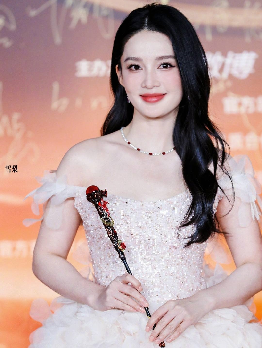 Lý Thấm và Vương Nhất Bác từng hợp tác trong bộ phim Truy phong giả. Tuy nhiên, trong sự kiện này, cả hai bị ban tổ chức đối xử lạnh nhạt. Vương Nhất Bác phải ngồi ra rìa hàng 2, trong khi Lý Thấm ngồi ở hàng 4, sau nhiều diễn viên trẻ mới chỉ nổi lên trong năm nay.