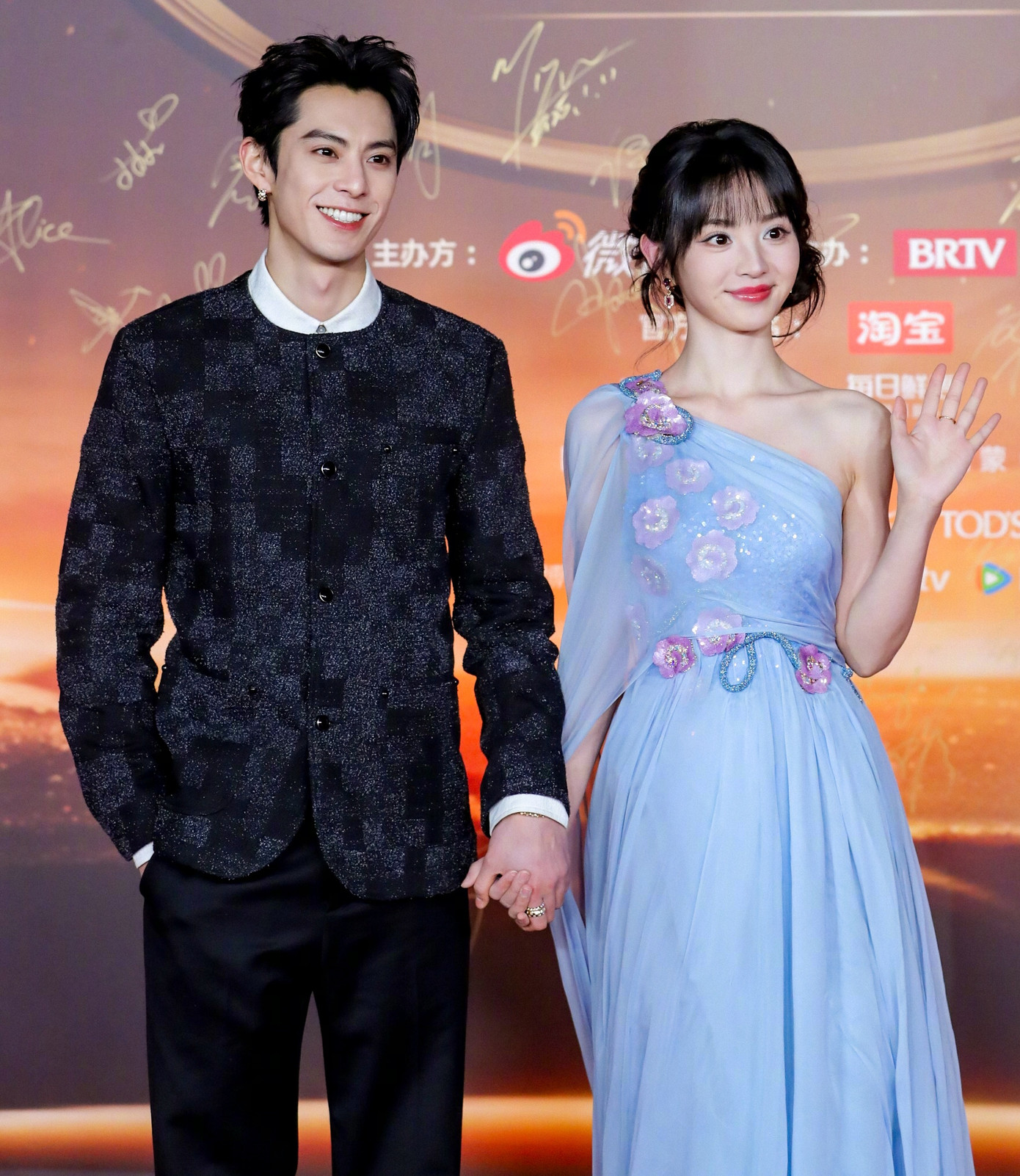 Cặp đôi Điền Hi Vi và Vương Hạc Đệ nắm tay xuất hiện trên thảm đỏ, Cả hai đang đóng chung trong phim Đại Phụng đả canh nhân (Người cầm canh gõ mõ Đại Phụng). Điền Hi Vi cũng được xếp vào nhóm Tứ đại mỹ nhân thế hệ mới cùng Trần Đô Linh, Trương Tịnh Nghi và Lý Nhất Đồng.