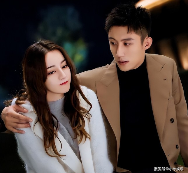 Nhiệt Ba thường xuyên bị vướng tin là bạn gái bí mật của Hoàng Cảnh Du.