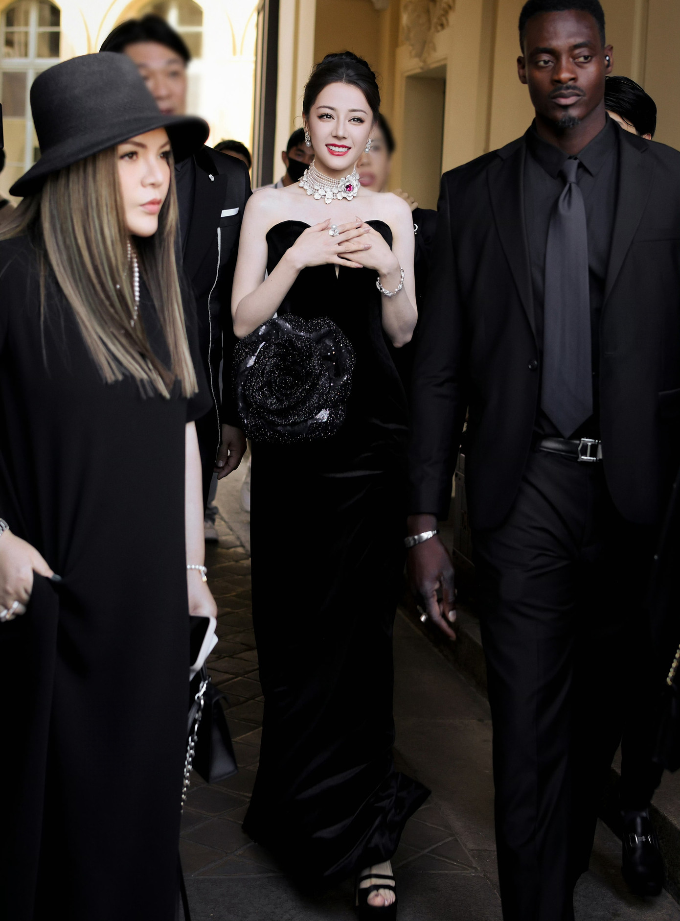 Ngày 9/7, Địch Lệ Nhiệt Ba đã tham gia chiến dịch quảng bá bộ sưu tập trang sức cao cấp của thương hiệu Mikimoto mà cô là người đại diện phát ngôn toàn cầu. Mỹ nhân Tân Cương được săn đón dù xuất hiện tại Paris, Pháp. Cô rạng rỡ trong chiếc váy nhung hở vai đính hoa, kết hợp cùng vòng cổ hoa hồng thuộc dòng Les Pétales mới nhất.