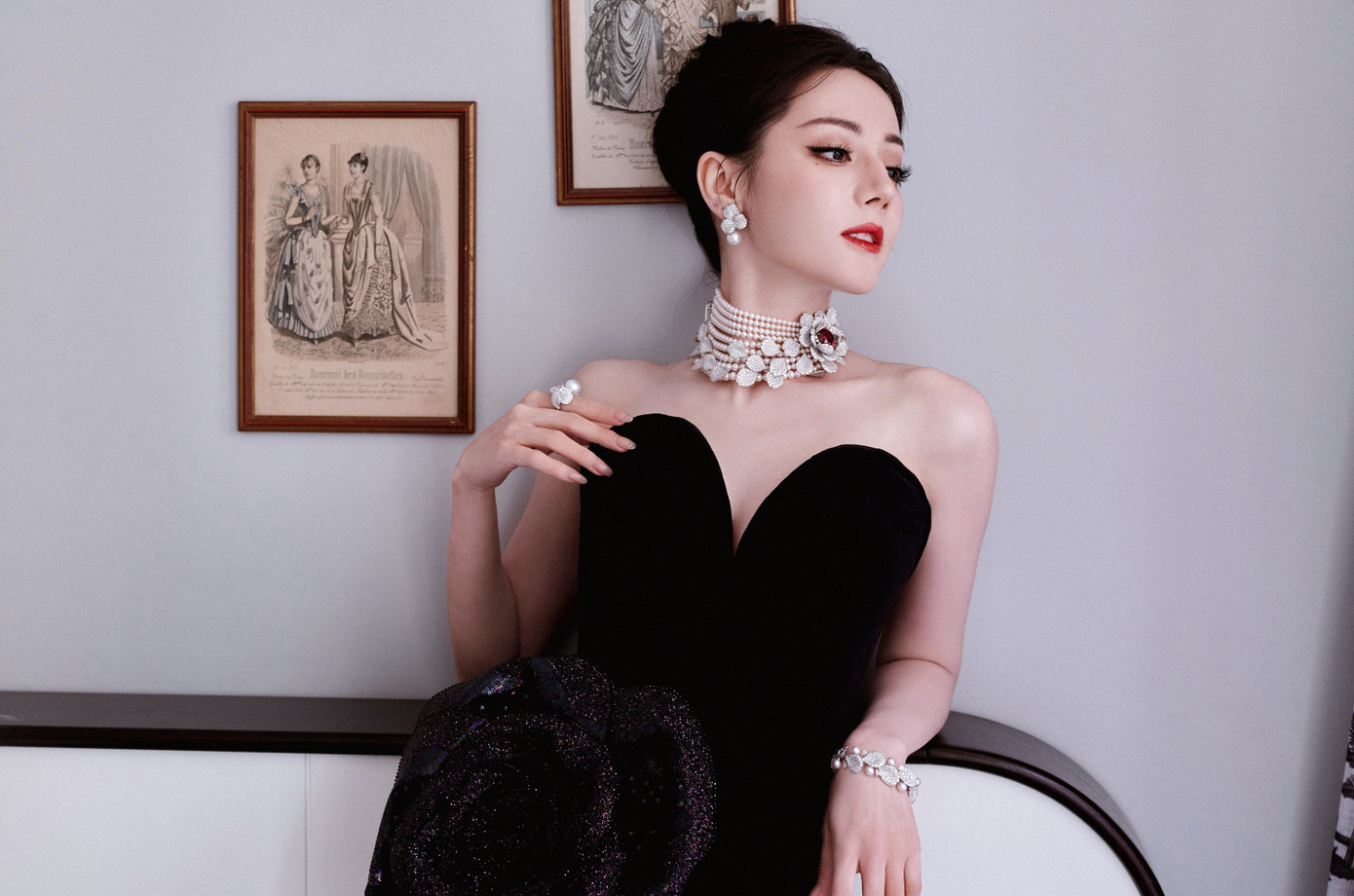 Ngoài Lợi kiếm hoa hồng, Địch Lệ Nhiệt Ba còn hai tác phẩm khác đã quay xong là Mộ Tư Từ và Kiêu khởi thanh nhưỡng (tên khác: Cú rời đất xanh). Tạo hình của nữ diễn viên trong 2 dự án trên được khen đẹp và mới lạ hơn, thu hút sự quan tâm của khán giả. Tuy nhiên, vấn đề của Địch Lệ Nhiệt Ba là diễn xuất yếu, đôi mắt to vô hồn.