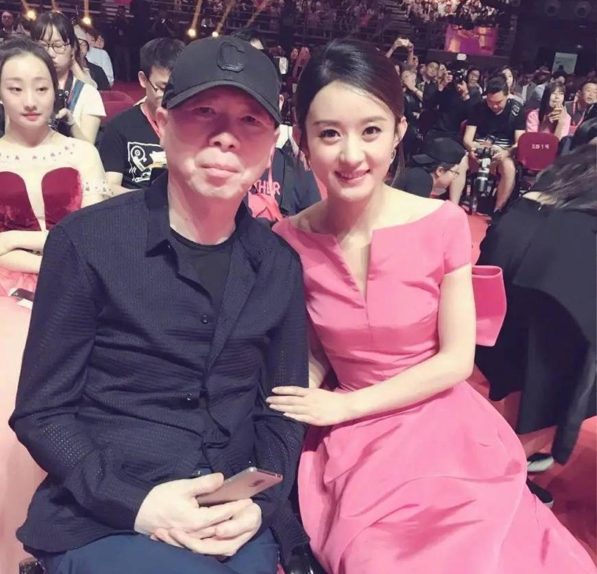 Phùng Tiểu Cương là người phát hiện Triệu Lệ Dĩnh, nhờ đó cô bước chân vào giới giải trí. Tuy nhiên, đạo diễn này cũng có nhiều tai tiếng.