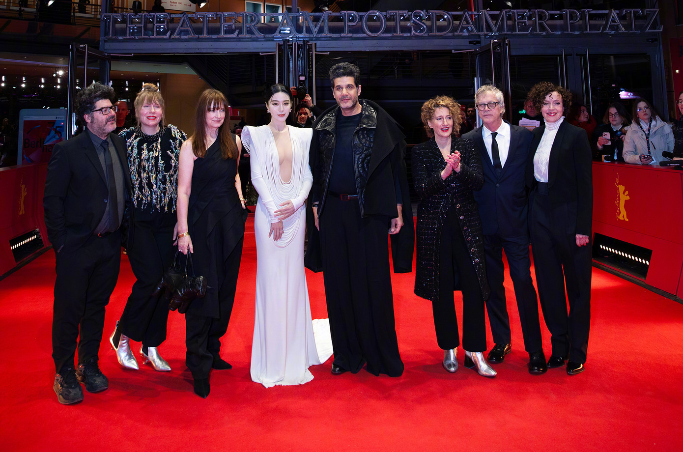 Phạm Băng Băng nổi bật với thiết kế váy không nội y trên thảm đỏ LHP Berlin. Phạm Băng Băng nổi bật với thiết kế váy không nội y trên thảm đỏ LHP Berlin.