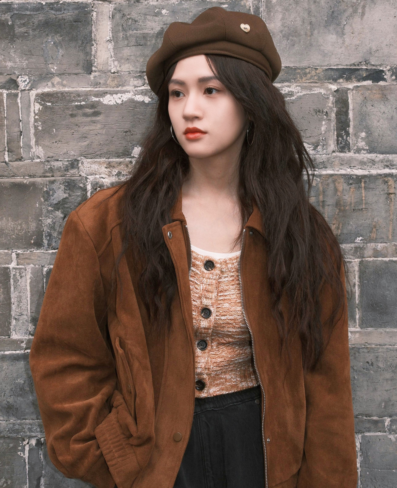 Trong phiên bản 2025, Tiểu Yến Tử do nữ diễn viên trẻ sinh năm 2000 tên Hoàng Tư Thụy đảm nhiệm. Hoàng Tư Thụy tốt nghiệp chính quy hệ Biểu diễn của Học viện Hý kịch Thượng Hải. Nữ diễn viên đã có 4 năm kinh nghiệm diễn xuất, tham gia vào một số dự án như Tích hoa chỉ, Lự Kính, các phim ngắn Ta có một người bạn, Hà Gia Gia đích đào nguyên ký... Trong phiên bản 2025, Tiểu Yến Tử do nữ diễn viên trẻ sinh năm 2000 tên Hoàng Tư Thụy đảm nhiệm. Hoàng Tư Thụy tốt nghiệp chính quy hệ Biểu diễn của Học viện Hý kịch Thượng Hải. Nữ diễn viên đã có 4 năm kinh nghiệm diễn xuất, tham gia vào một số dự án như Tích hoa chỉ, Lự Kính, các phim ngắn Ta có một người bạn, Hà Gia Gia đích đào nguyên ký...