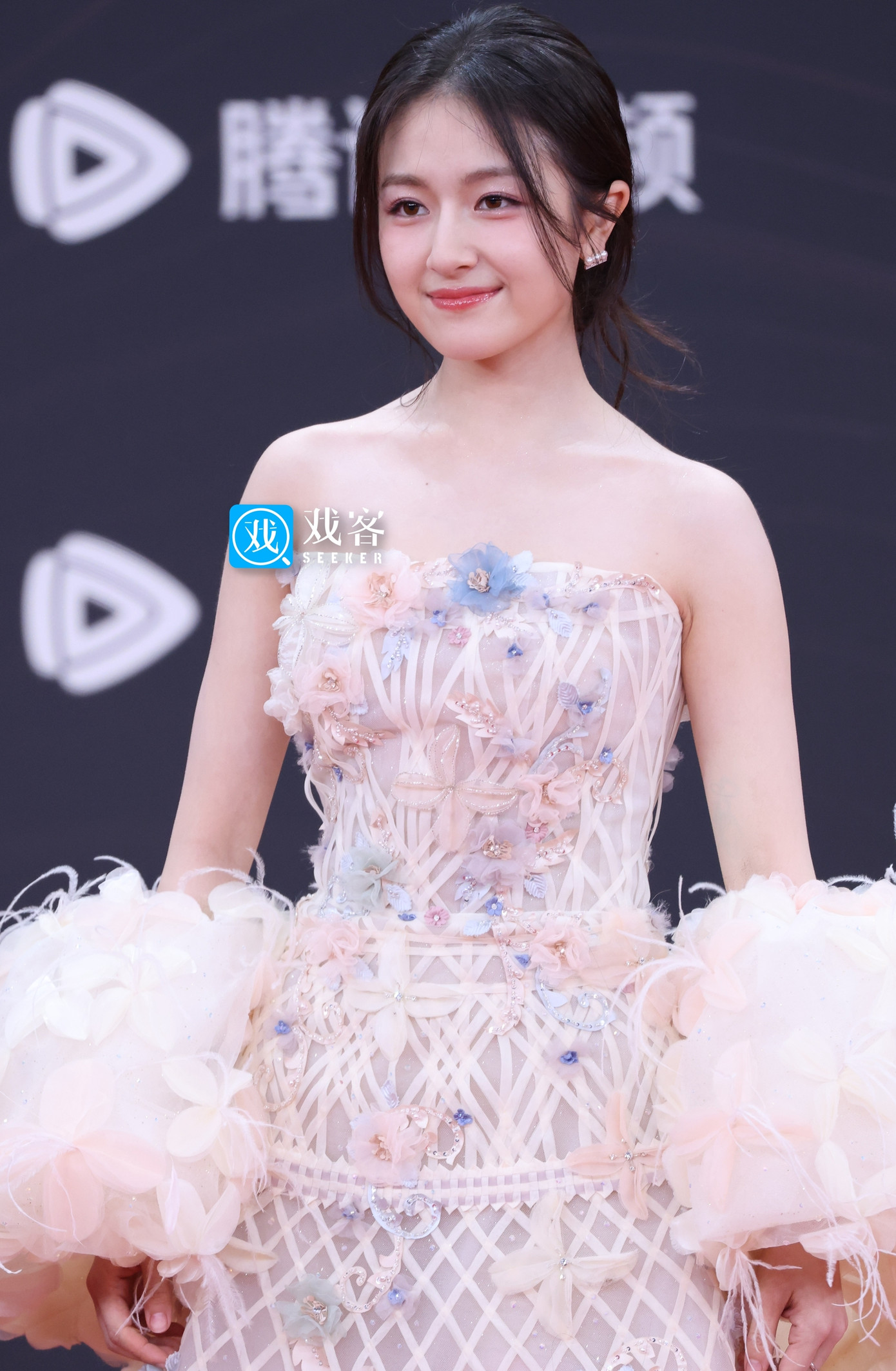 Hai mỹ nhân thuộc lứa tiểu hoa đán sinh sau năm 1995 là Trần Đô Linh và Lý Lan Địch được đánh giá có trạng thái rất tốt, tỏa sáng lộng lẫy trên thảm đỏ. Lý Lan Địch (phải) được cho là đã kết hôn với bạn diễn Trương Tân Thành. Cả hai thường xuyên bị bắt gặp hẹn hò. Trong khi đó, Trần Đô Linh (trái) luôn tích cực đóng phim. Có năm, Trần Đô Linh tham gia tới 12 tác phẩm trong đó có nhiều vai khách mời gây ấn tượng. Hai mỹ nhân thuộc lứa tiểu hoa đán sinh sau năm 1995 là Trần Đô Linh và Lý Lan Địch được đánh giá có trạng thái rất tốt, tỏa sáng lộng lẫy trên thảm đỏ. Lý Lan Địch (phải) được cho là đã kết hôn với bạn diễn Trương Tân Thành. Cả hai thường xuyên bị bắt gặp hẹn hò. Trong khi đó, Trần Đô Linh (trái) luôn tích cực đóng phim. Có năm, Trần Đô Linh tham gia tới 12 tác phẩm trong đó có nhiều vai khách mời gây ấn tượng.