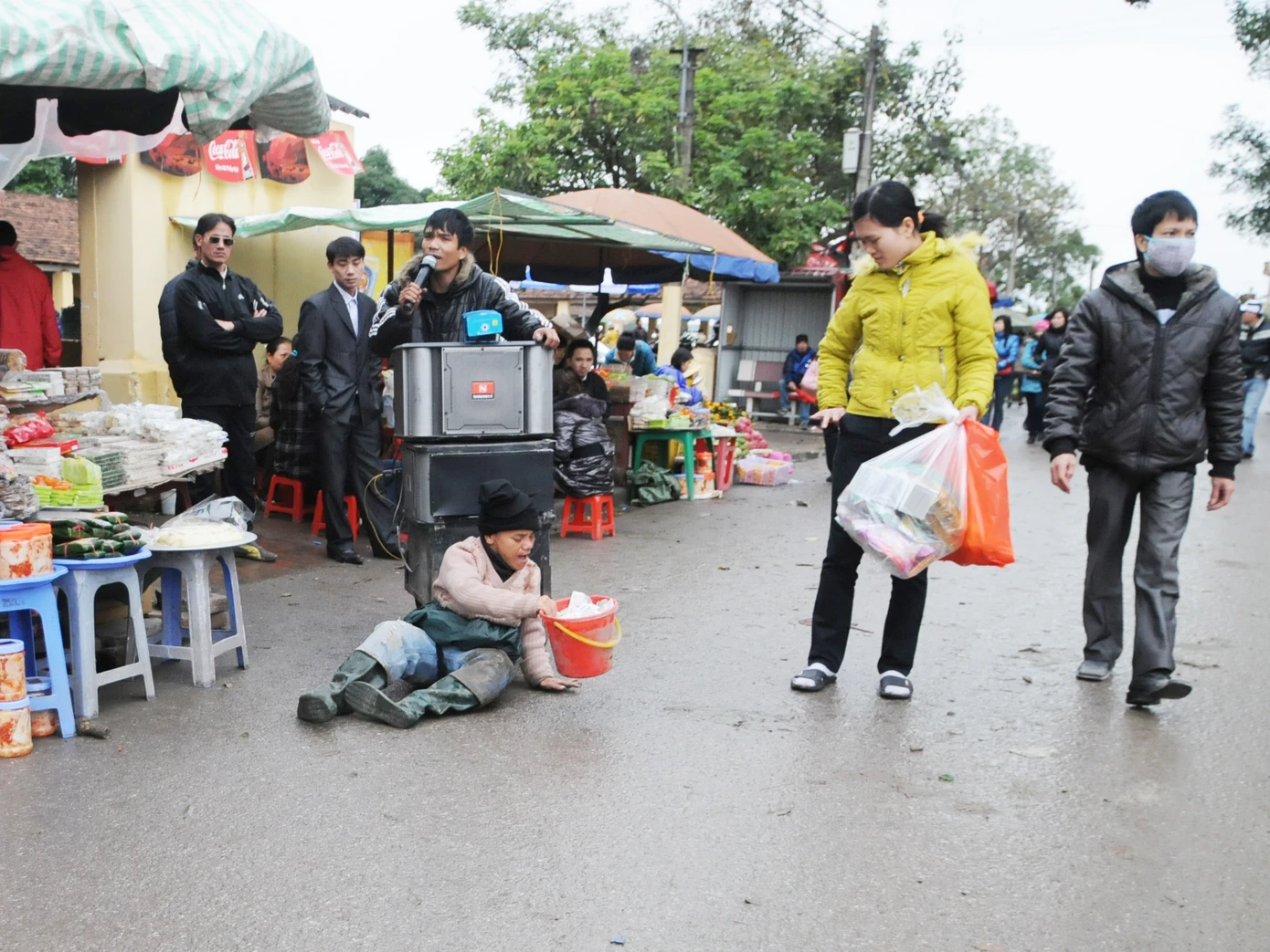 Thêm vào đó là nạn ăn xin, móc túi