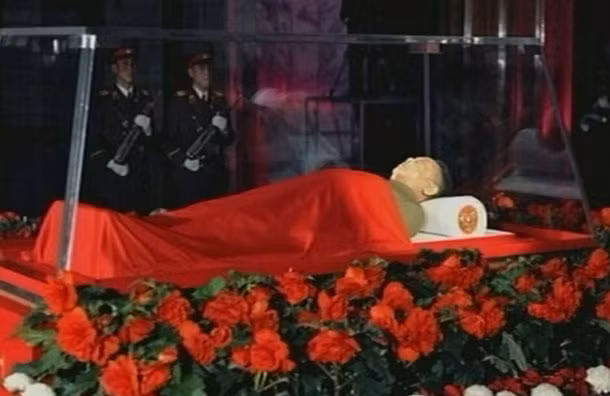 Linh cữu ông Kim Jong Il đặt trong tủ kính tại Bình Nhưỡng. Ảnh: Reuters