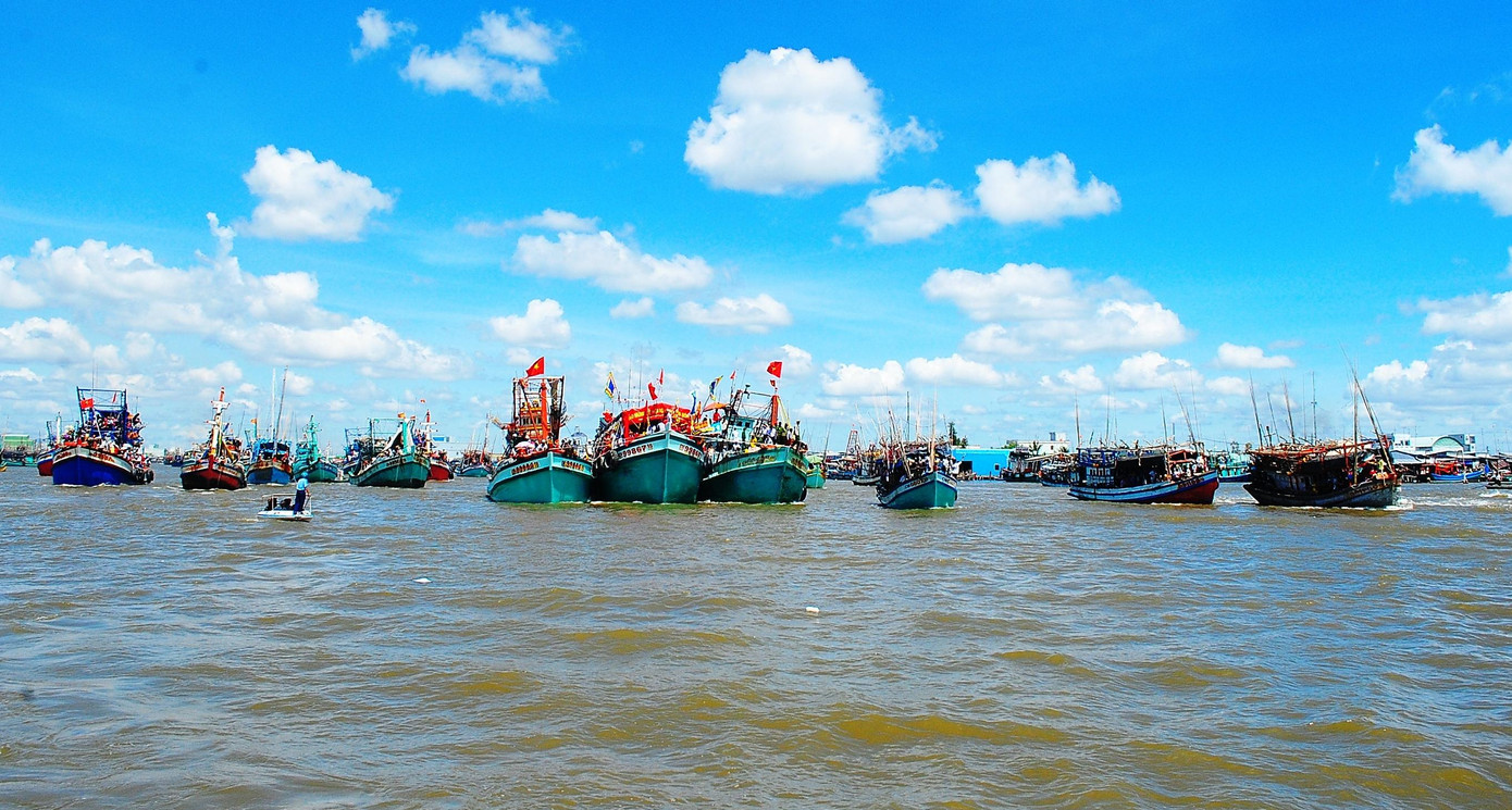 Ngư dân Cà Mau vươn khơi, bám biển.