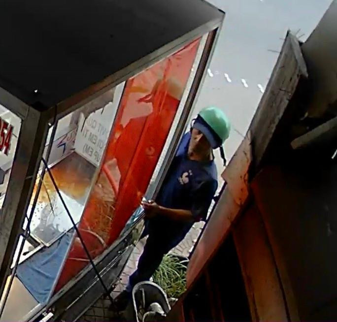 Gã đàn ông không đeo khẩu trang trộm vịt quay bị camera ghi lại. Gã đàn ông không đeo khẩu trang trộm vịt quay bị camera ghi lại.