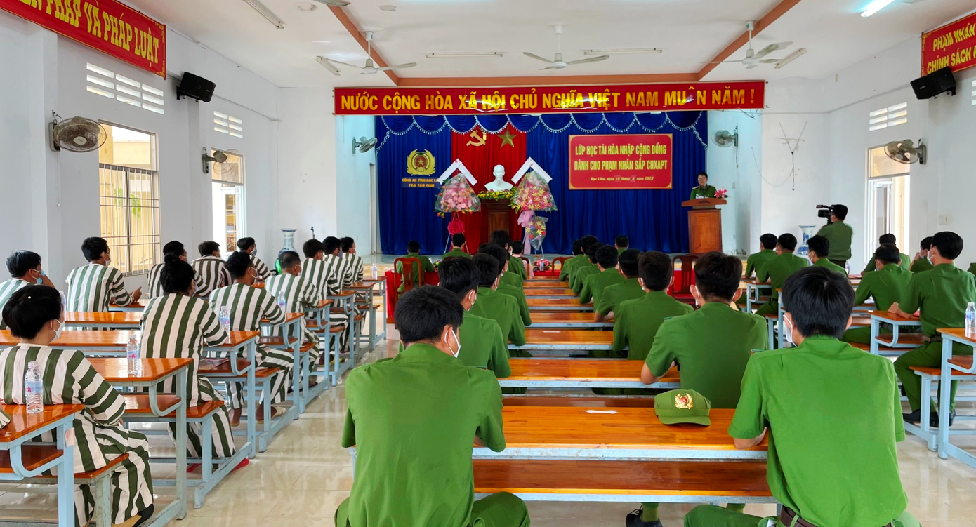 Trại tạm giam Công an tỉnh Bạc Liêu thường xuyên tổ chức các lớp học tái hòa nhập cộng đồng cho phạm nhân sắp chấp hành xong án phạt tù. (Trọng Nguyễn). Trại tạm giam Công an tỉnh Bạc Liêu thường xuyên tổ chức các lớp học tái hòa nhập cộng đồng cho phạm nhân sắp chấp hành xong án phạt tù. (Trọng Nguyễn).