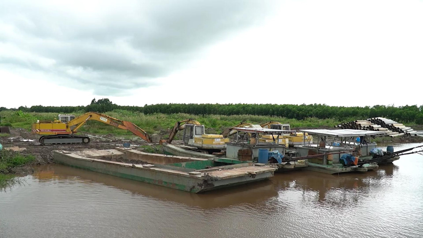 Nhiều phương tiện thi công công trình đành nằm im bất động. Nhiều phương tiện thi công công trình đành nằm im bất động.