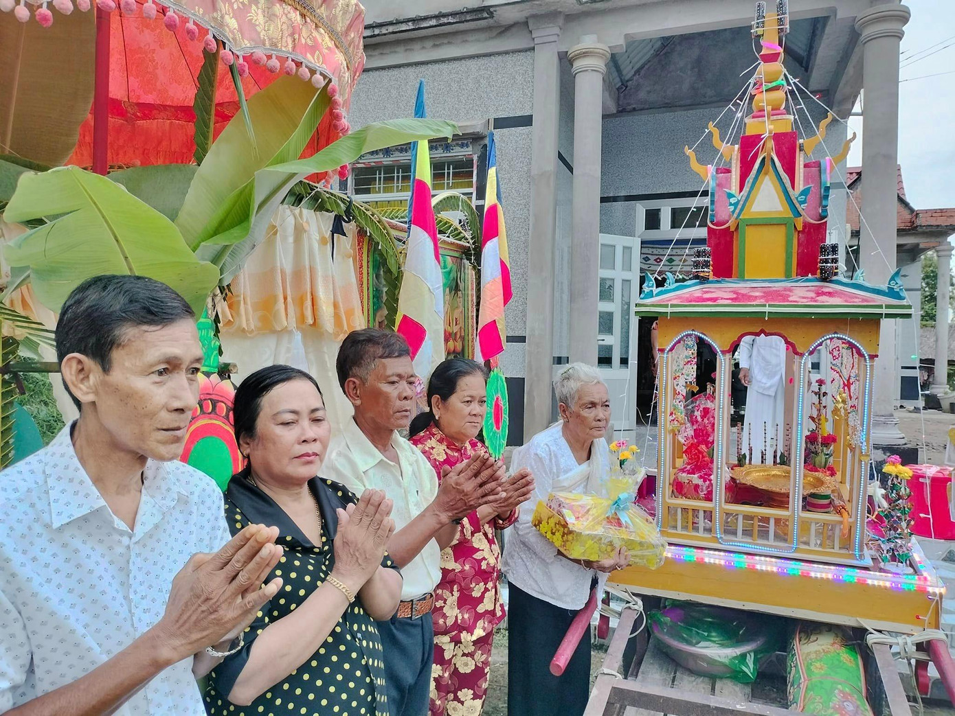 Lễ vật gồm những vật phẩm để các nhà sư dùng trong học tập và sinh hoạt hằng ngày như Áo cà sa, bình bát, nhu yếu phẩm, tập viết…