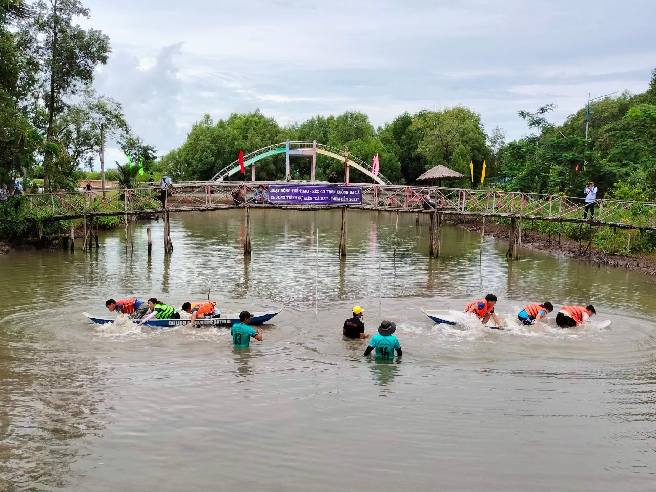 Sau khi nghe hiệu lệnh còi của trọng tài, các vận động viên dùng tay không bơi, kéo xuồng đối phương qua vạch kẻ ngang ở giữa trong sự “chống trả” quyết liệt của đội bạn.