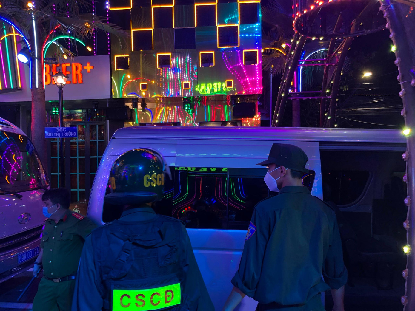 Công an phát hiện nhiều nam, nữ dương tính với ma túy tại Beer Club Tiktok. (Ảnh: Hoàng Giang).